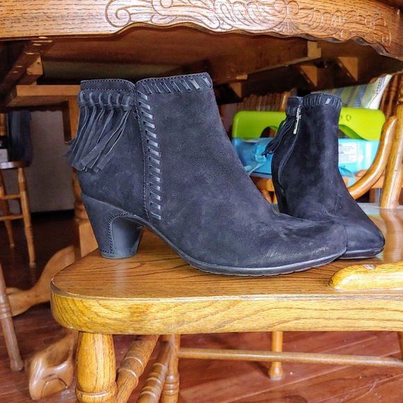 Earthies by Earth Zurich Booties - Picture 2 of 3